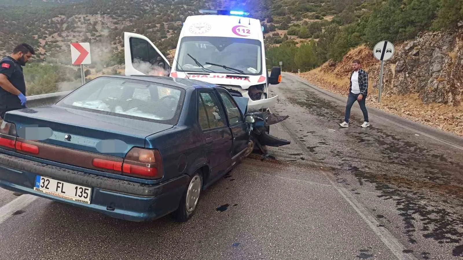 Burdur’un Çeltikçi ilçesinde ambulans ile otomobilin kafa kafaya çarpışması sonucu