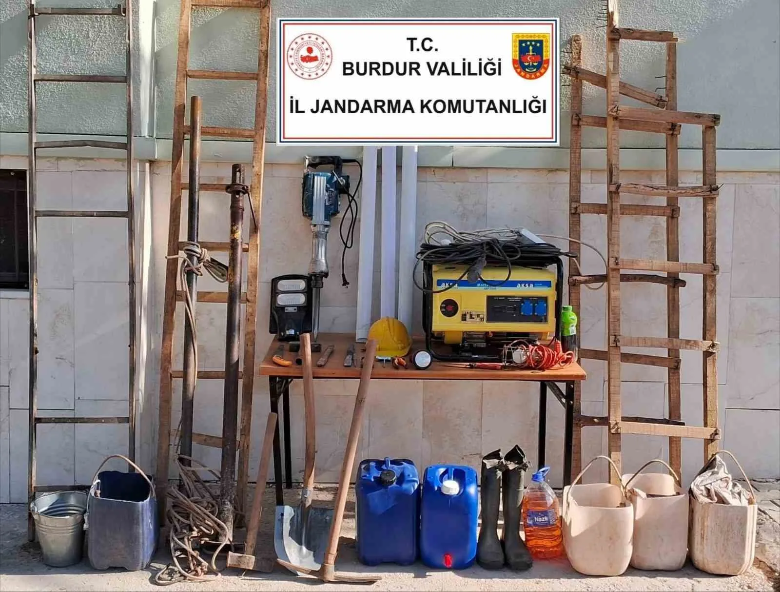 Burdur’da jandarma ekiplerinin tarafından gerçekleştirilen kaçakçılık operasyonunda 2 adet dedektör,