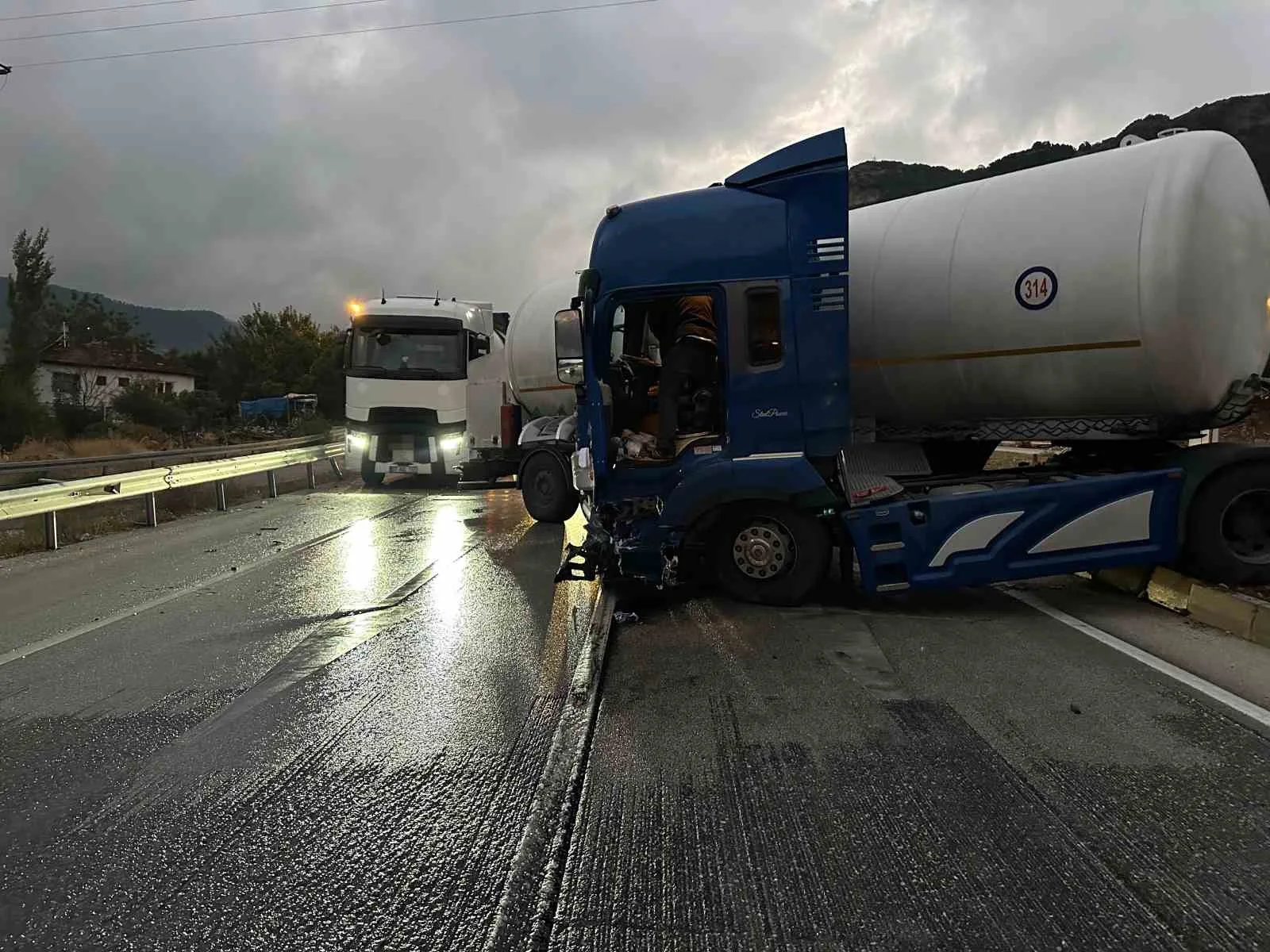 Burdur’un Çeltikçi ilçesinde bariyerlere çarpan tır makasladı, kara yolu kısa
