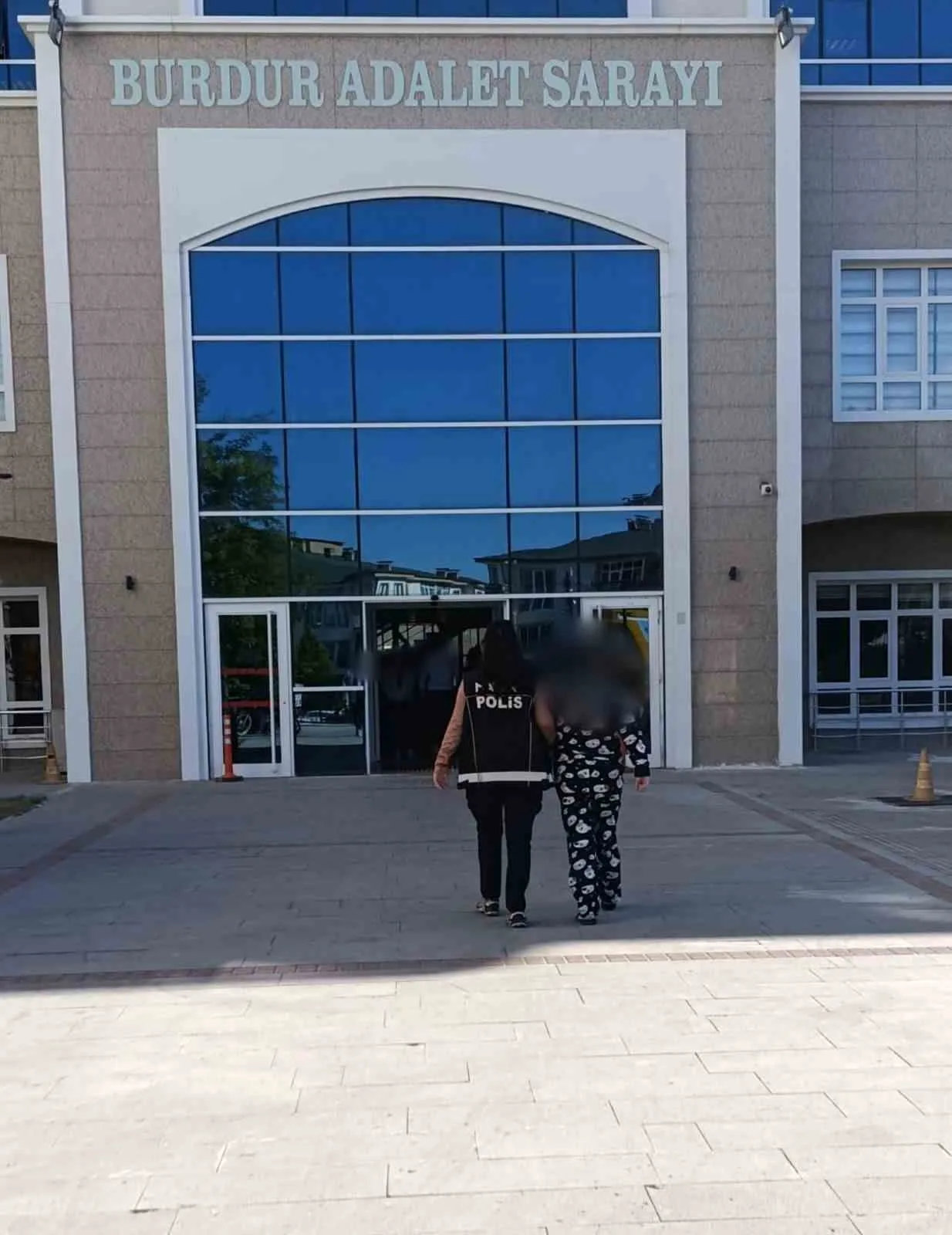 Burdur’da polis ekiplerinin uyuşturucu ile mücadelesine yönelik gerçekleştirdiği çalışmada yüzlerce