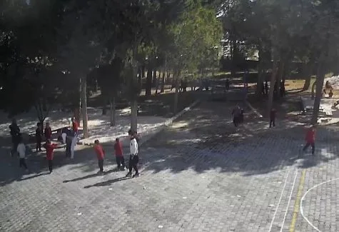 Burdur’da okulda nefes borusuna simit dilimi takılan öğrenciyi, öğretmenin Heimlich