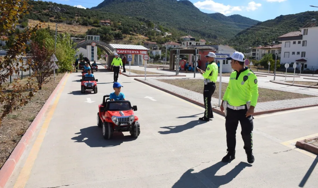Burdur’un Bucak ilçesinde trafik polisleri tarafından öğrencilere trafik eğitimi verildi.
