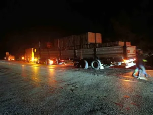 Burdur’da otomobil ile tırın çarpışması sonucu meydana gelen trafik kazasında
