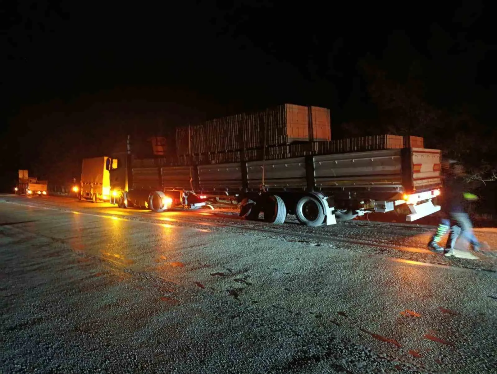 Burdur’da otomobil ile tırın çarpışması sonucu meydana gelen trafik kazasında