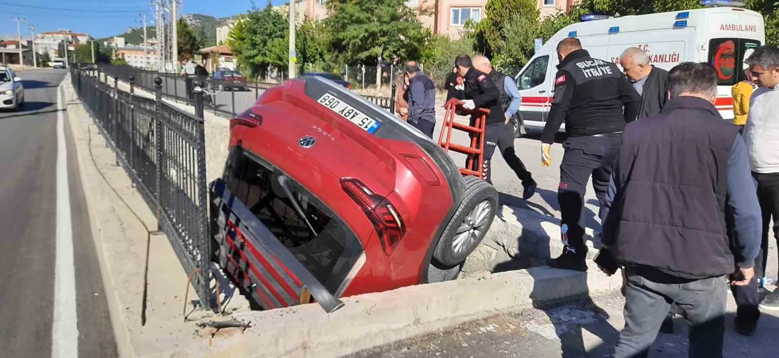 Burdur’un Bucak ilçesinde sürücüsünün direksiyon hakimiyetini kaybetmesi sonucu kanala düşen