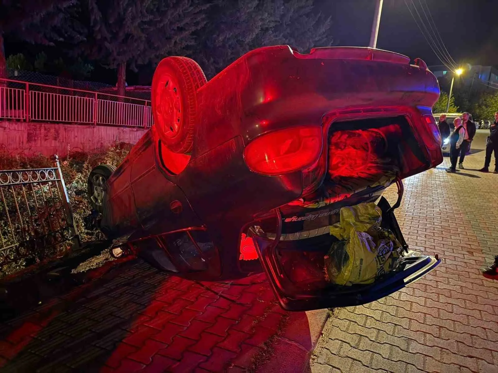 Burdur’un Bucak ilçesinde sürücüsünün direksiyon hakimiyetini kaybetmesi sonucu takla atan