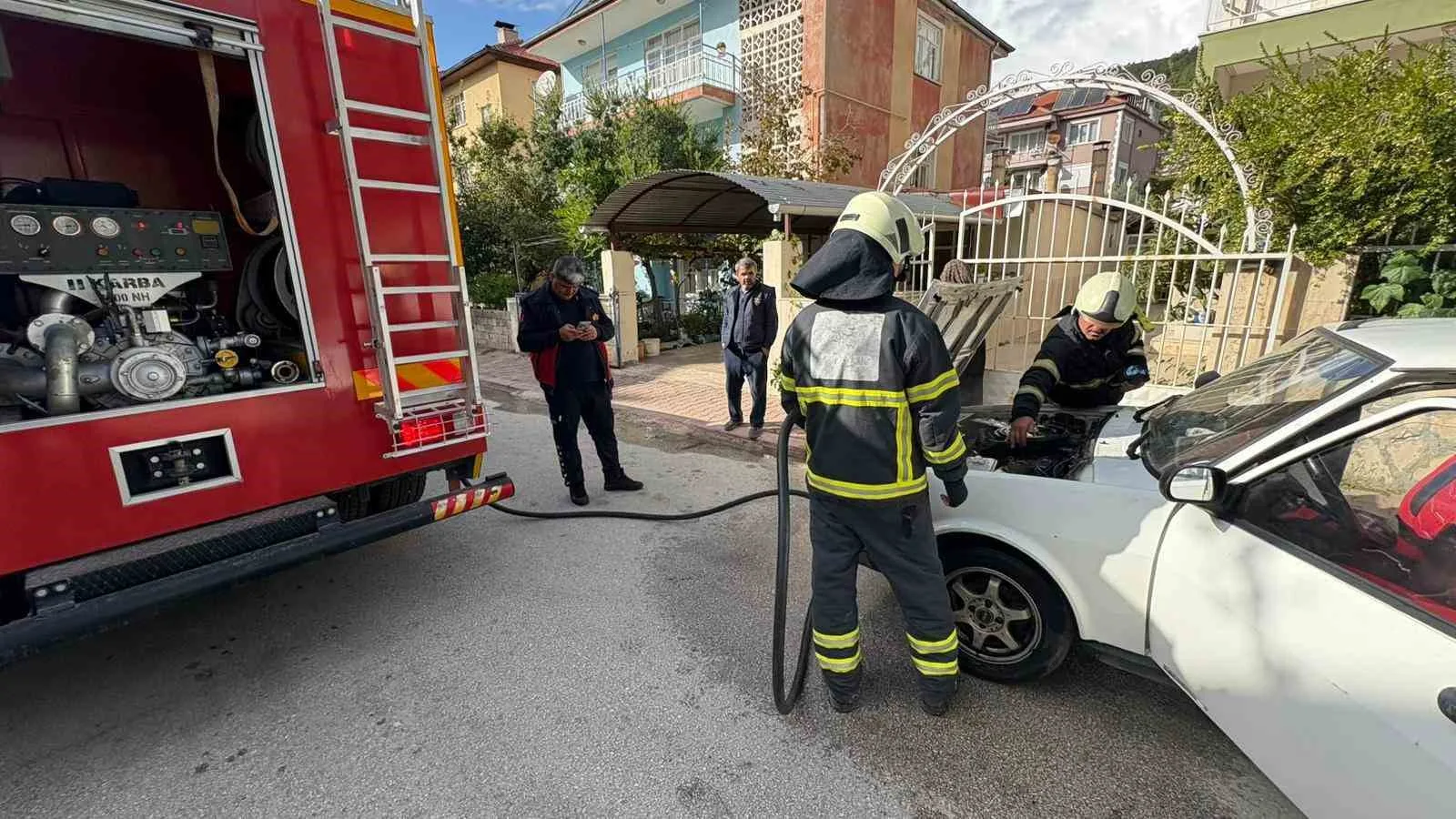 Burdur’un Bucak ilçesinde seyir halindeki bir otomobilde çıkan yangın, itfaiye
