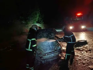 Burdur’da seyir halindeki otomobilde çıkan yangın itfaiye ekipleri tarafından söndürüldü,