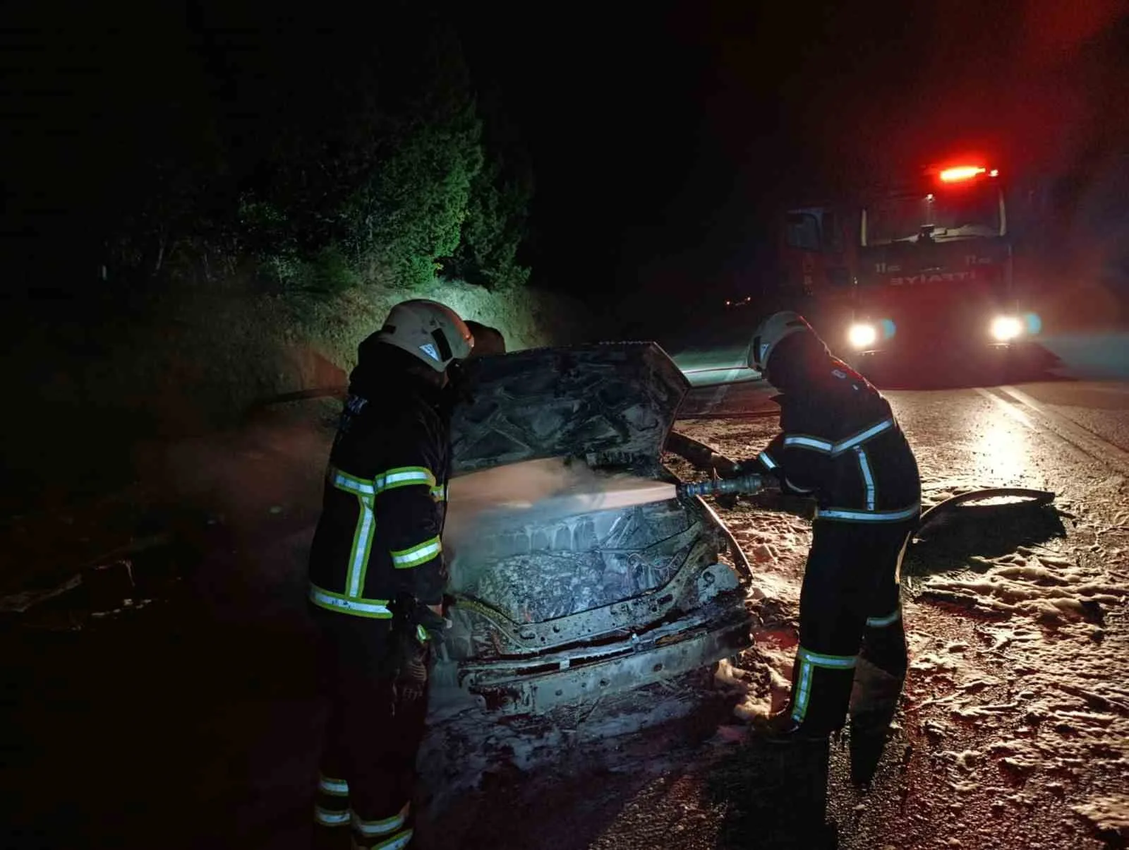 Burdur’da seyir halindeki otomobilde çıkan yangın itfaiye ekipleri tarafından söndürüldü,