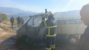 Burdur’un Bucak ilçesinde seyir halindeyken alev alan kamyonet kullanılmaz hale