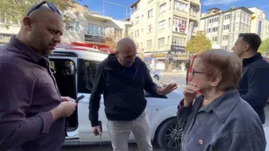 Burdur’da kendisini polis olarak tanıtan dolandırıcılara inanarak bankaya gelen ve
