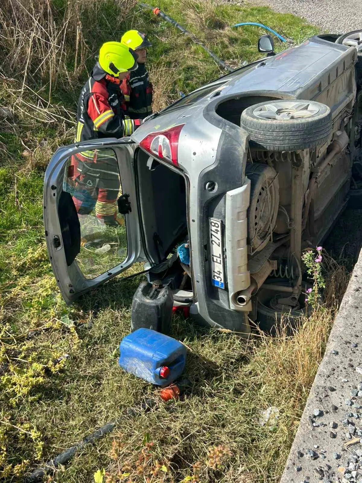 Balıkesir’in Burhaniye ilçesinde sürücüsünün direksiyon hakimiyetini kaybettiği otomobil, köprüden dere