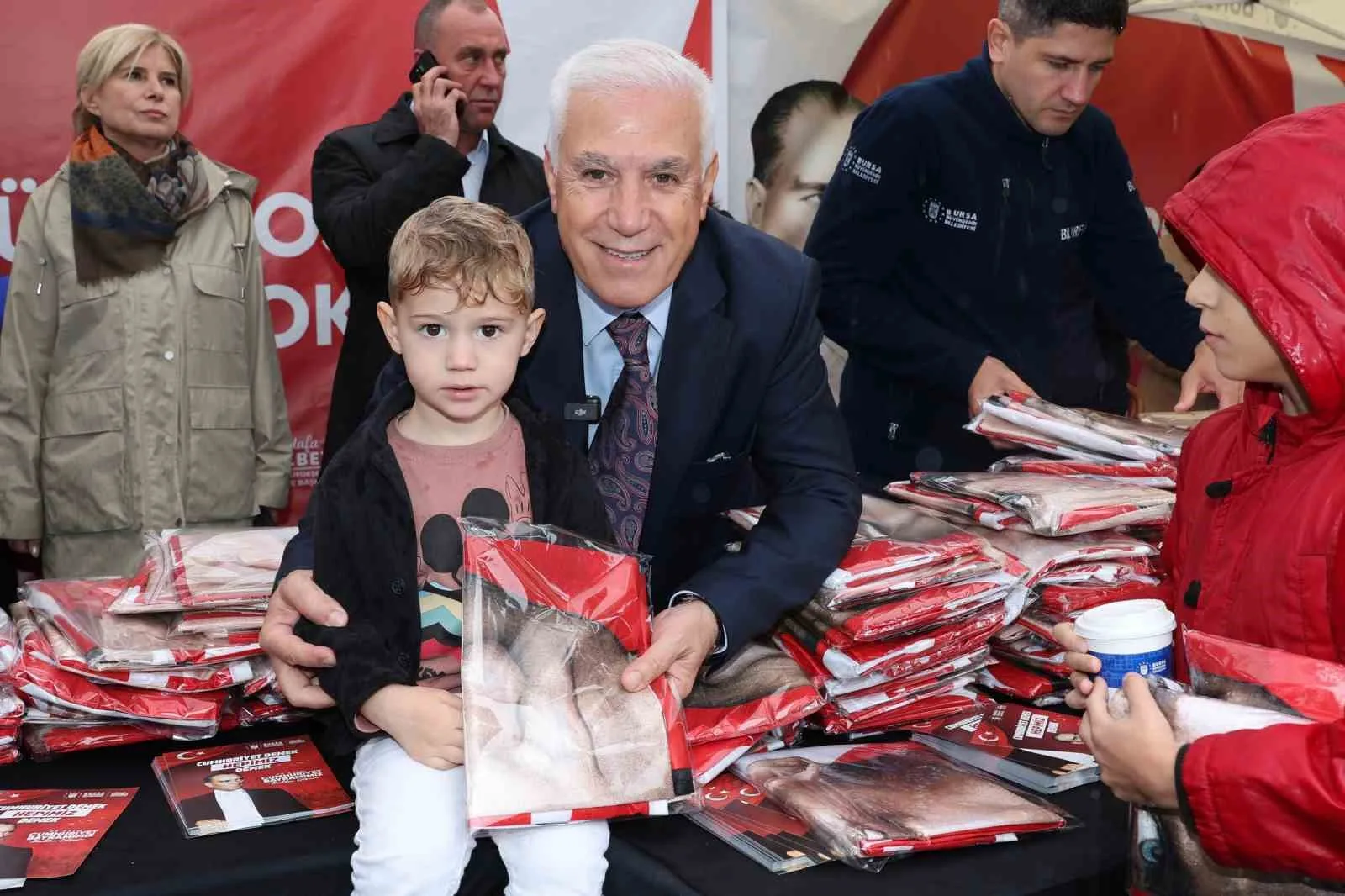 Cumhuriyetin 102. kutlamaları öncesinde Bursa sokakları kırmızı beyaza bürünüyor. Büyükşehir