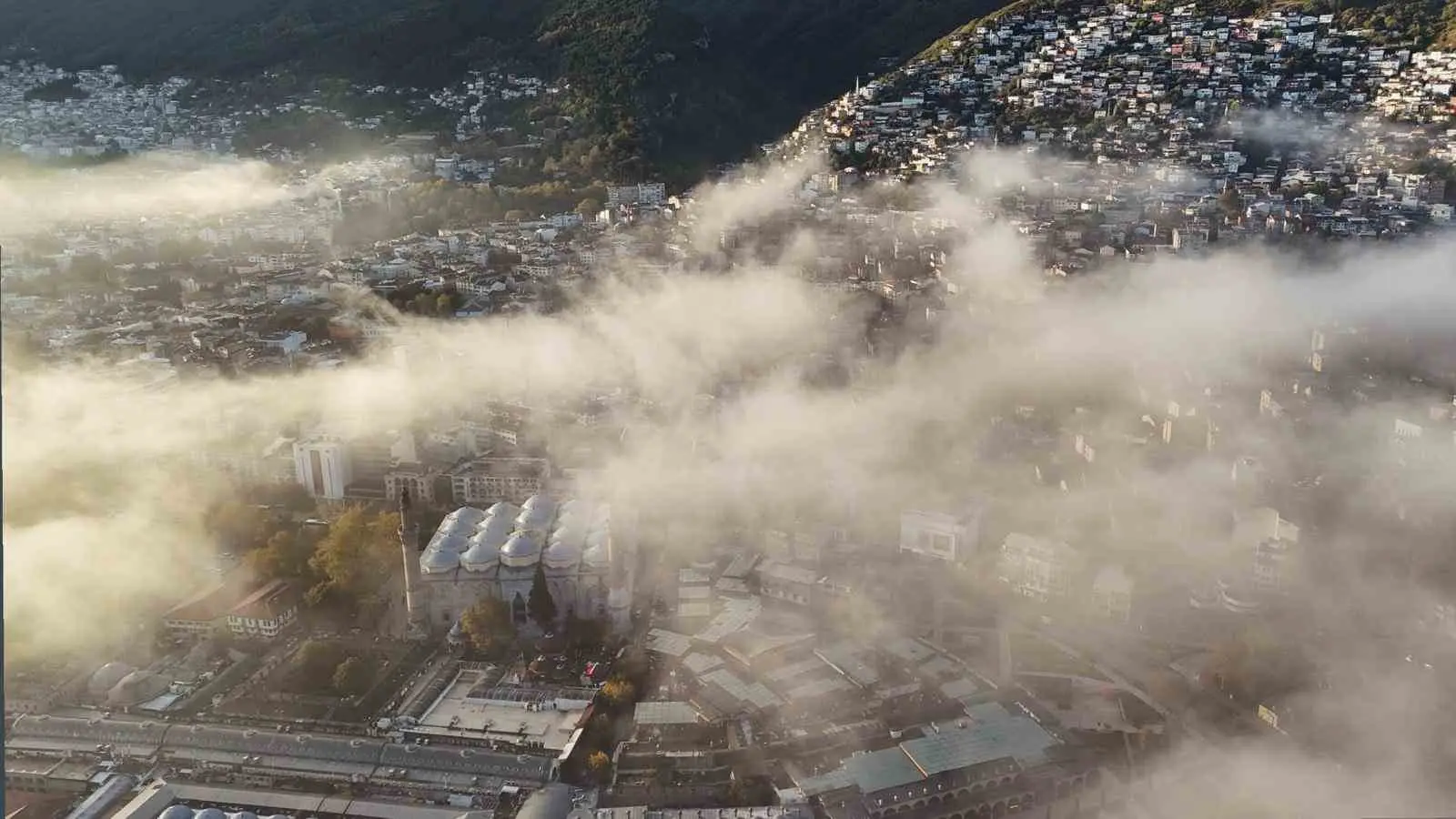 Bursa güne sisle uyandı. Dün yaşanan şiddetli yağış yerini sisli