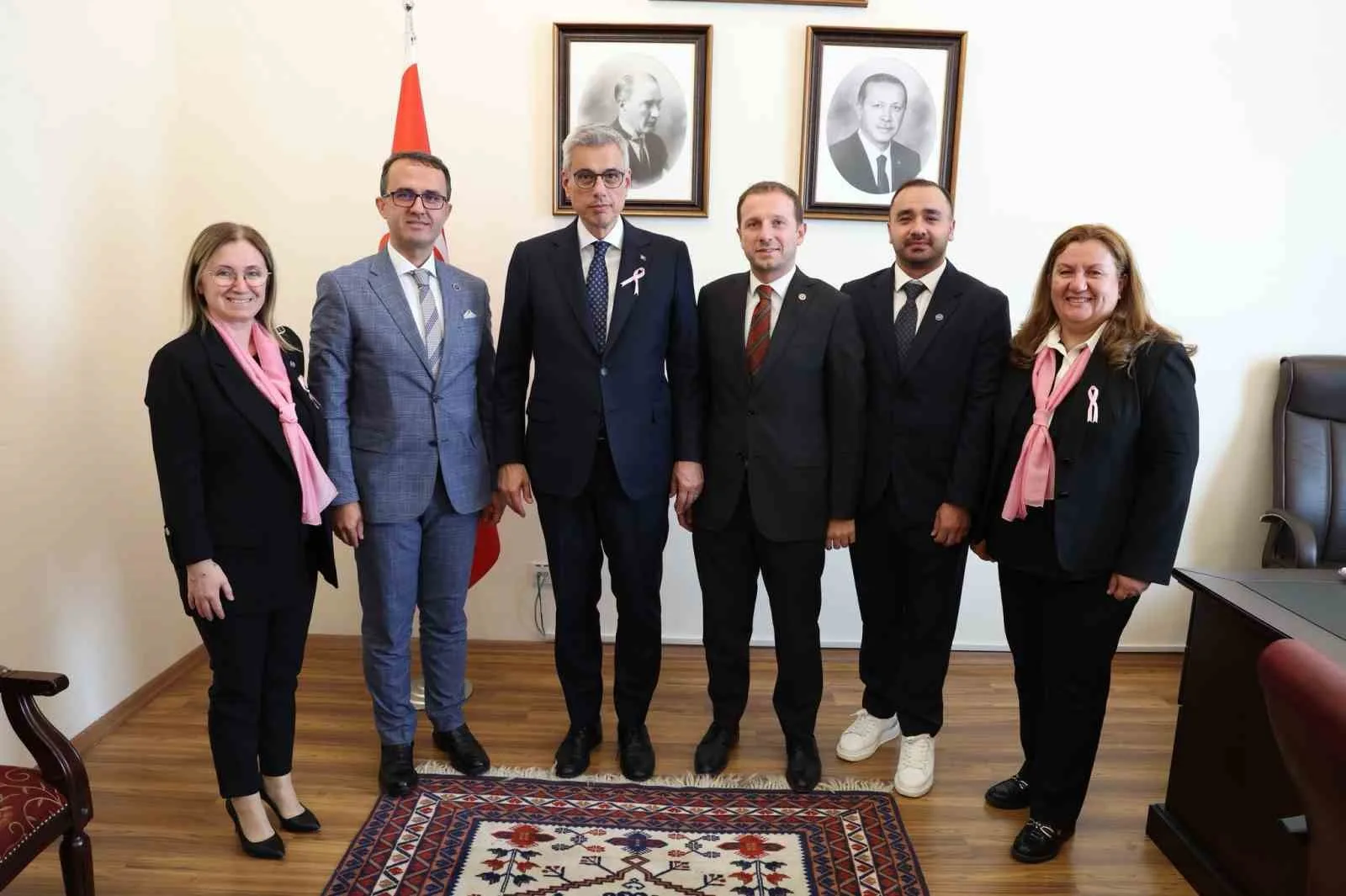 Bursa Kanserle Savaş Derneği yönetimi ve AK Parti Bursa Milletvekili