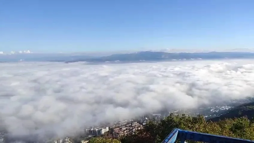 Bursa’da sabah saatlerinde Uludağ’ın eteklerine çöken yoğun sis, Zeyniler köyü