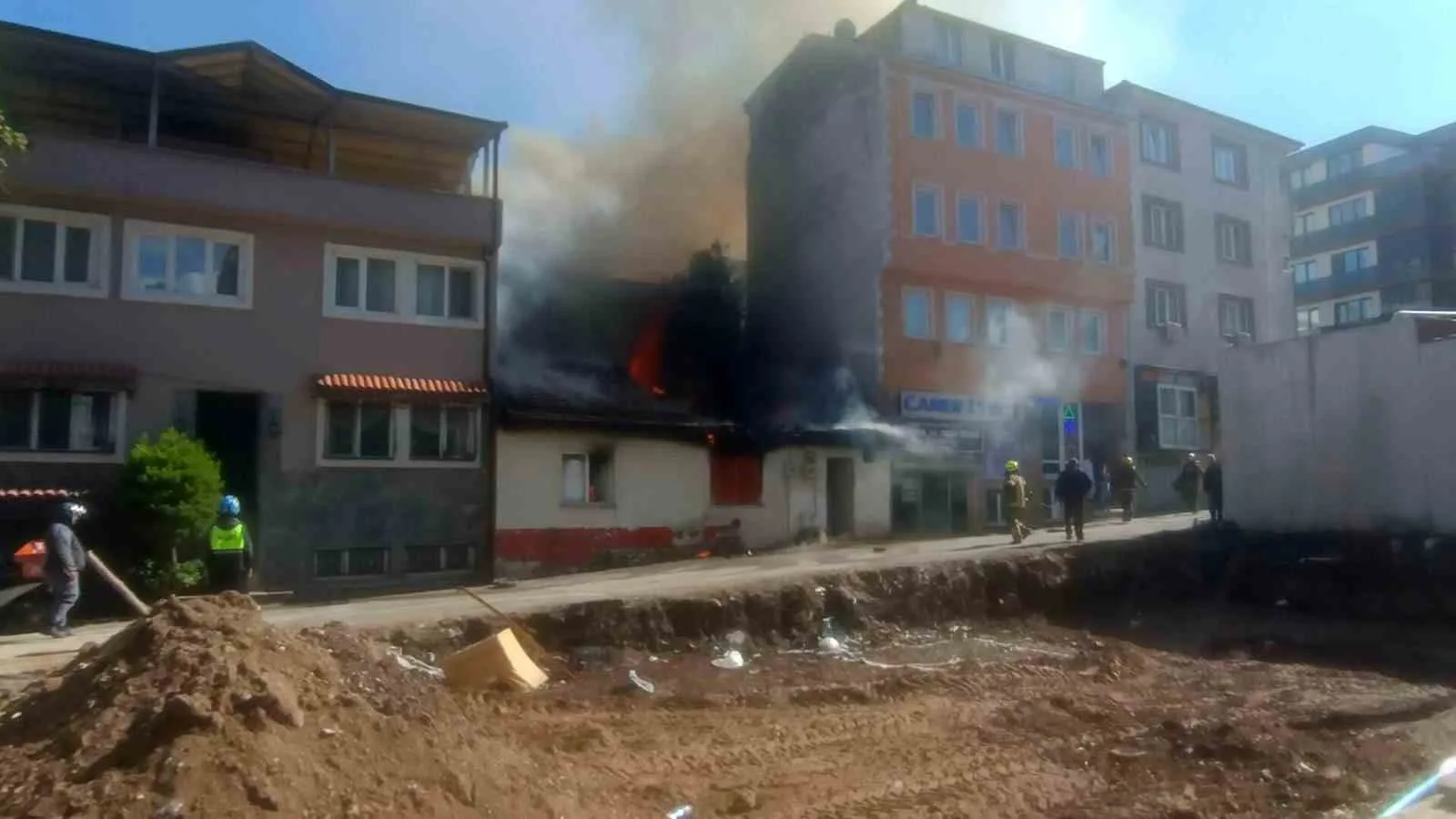 Bursa’da 2 katlı müstakil ev alev alev yandı. Edinilen bilgiye