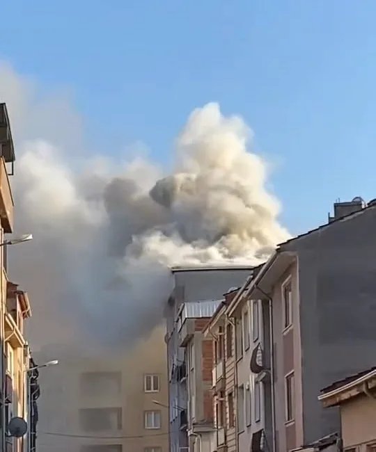 Bursa’nın İnegöl ilçesinde bir apartmanın çatısında yangın çıktı. Yangın, saat