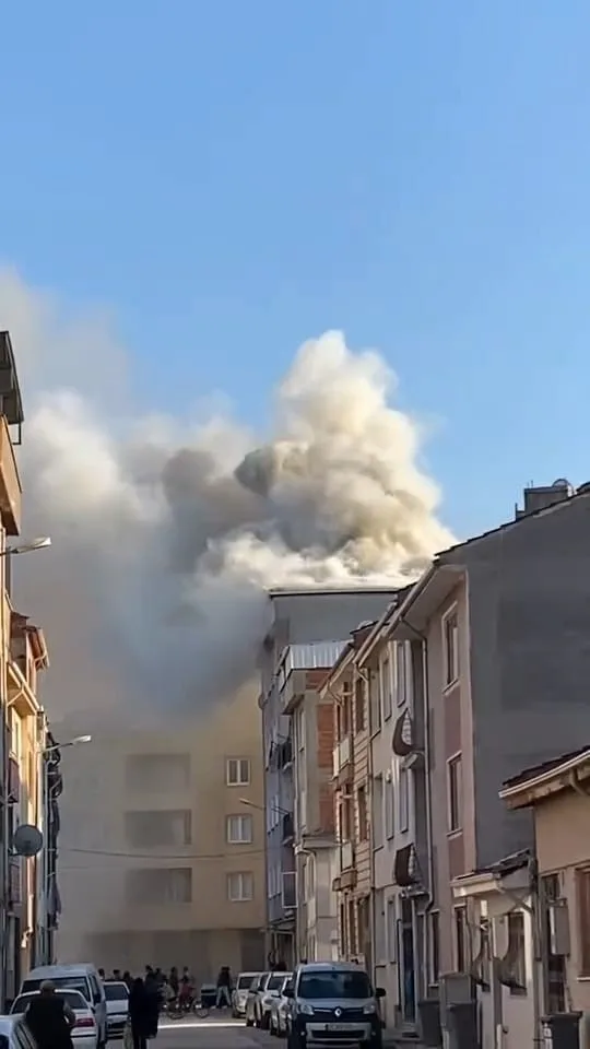 Bursa’nın İnegöl ilçesinde bir apartmanın çatısında yangın çıktı. Yangın, saat