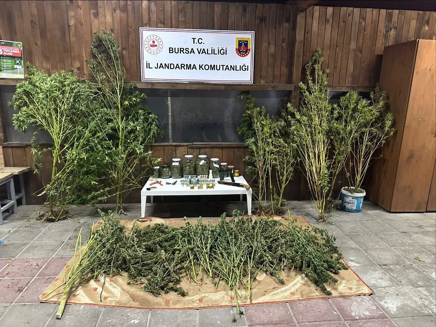 Bursa’nın İnegöl ilçesinde jandarma ekipleri tarafından eve yapılan operasyonda 9