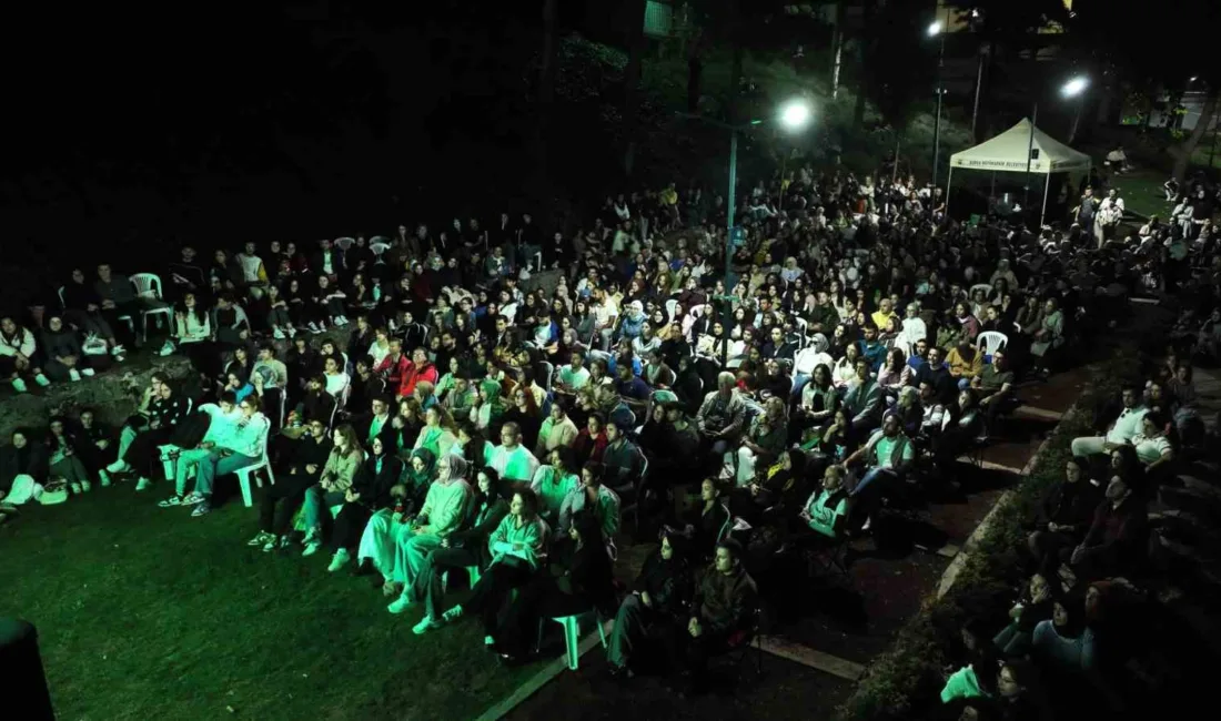 ‘Bursa Sinema Günleri’, vatandaşlara açık havada sinema izleme keyfi yaşatıyor.