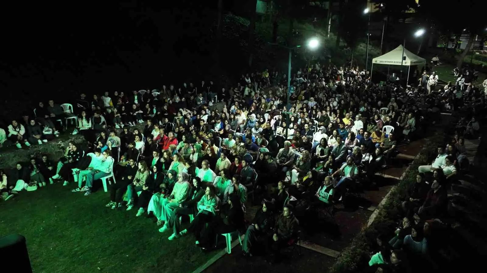 ‘Bursa Sinema Günleri’, vatandaşlara açık havada sinema izleme keyfi yaşatıyor.