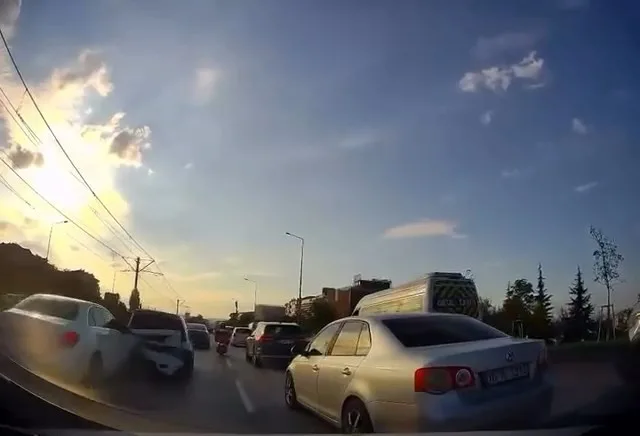 Bursa’nın Nilüfer ilçesinde duran trafikte zincirleme kaza anı otomobilin kamerasına