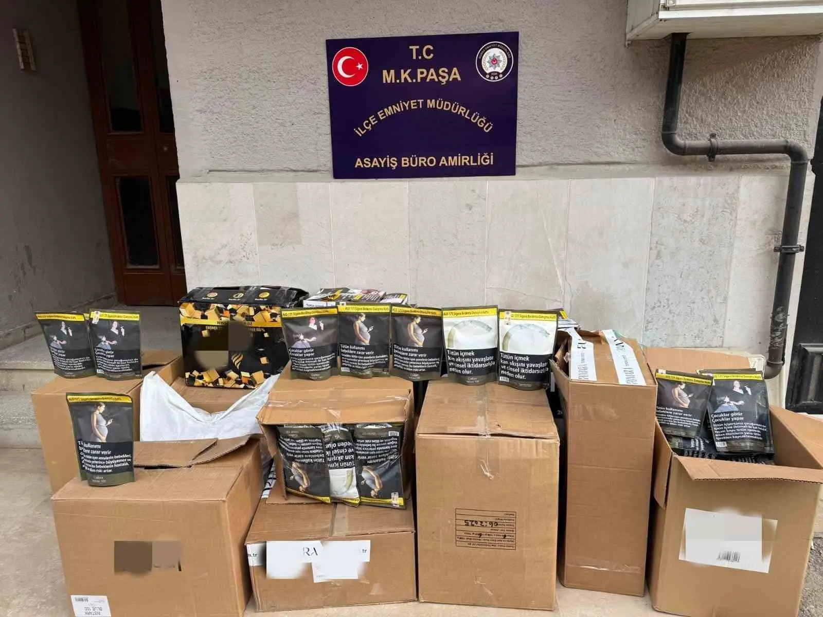 Bursa’nın Mustafakemalpaşa ilçesinde polis ekipleri tarafından gerçekleştirilen kaçak tütün operasyonunda,
