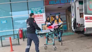 Bursa’nın İnegöl ilçesinde bahçede oyun oynarken üzerine demir kapı devrilen