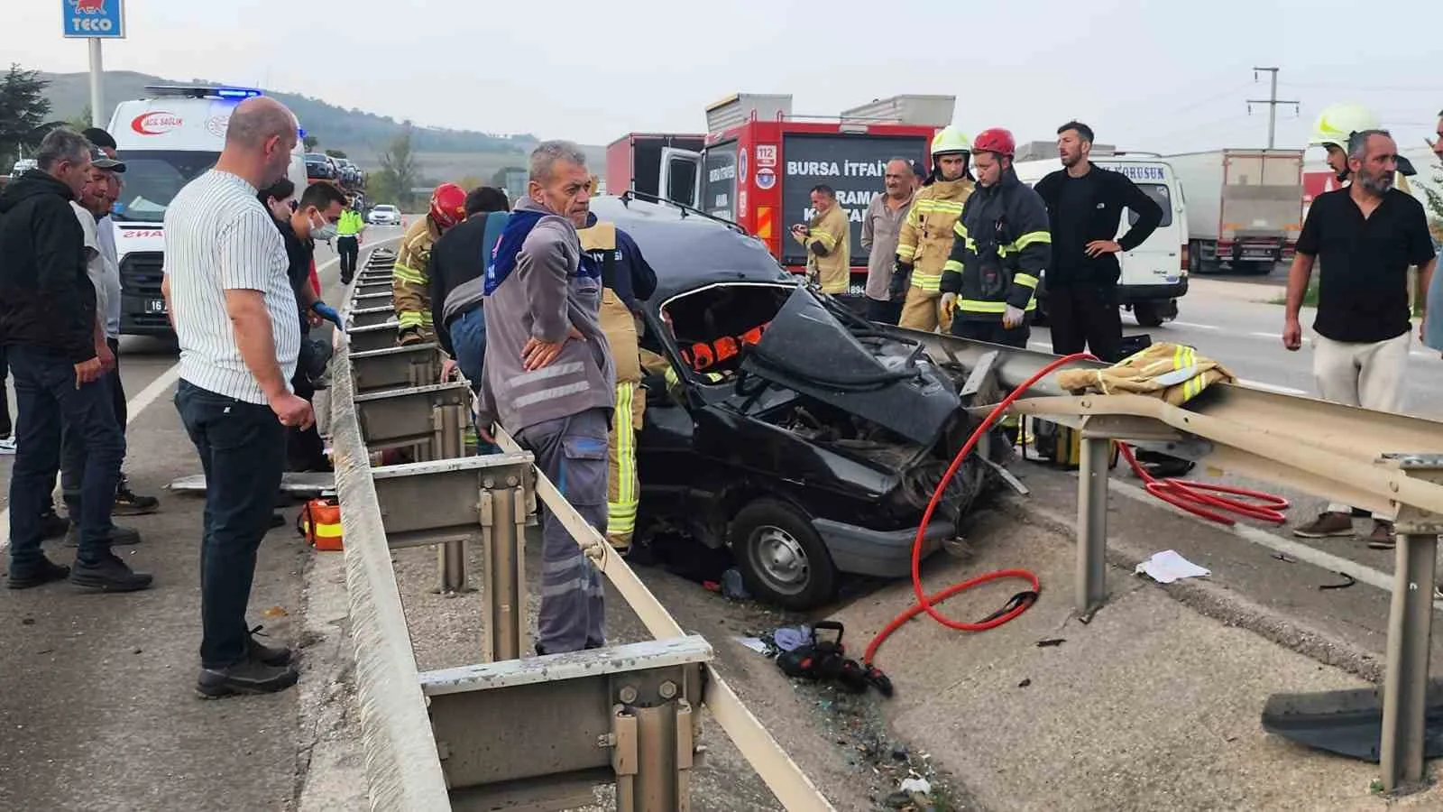 Bursa’nın Mustafakemalpaşa ilçesinde kontrolden çıkan otomobilin bariyere çarptığı kazada 4