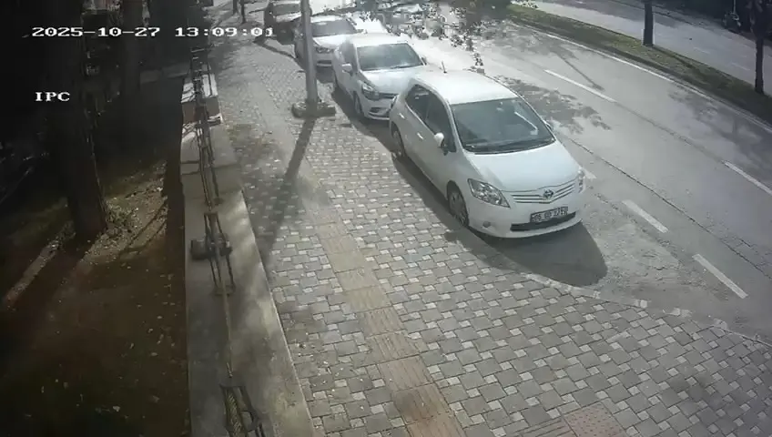 Bursa’da saatteki hızı 46 kilometreye ulaşan fırtına ağaçları devirdi, çatıları