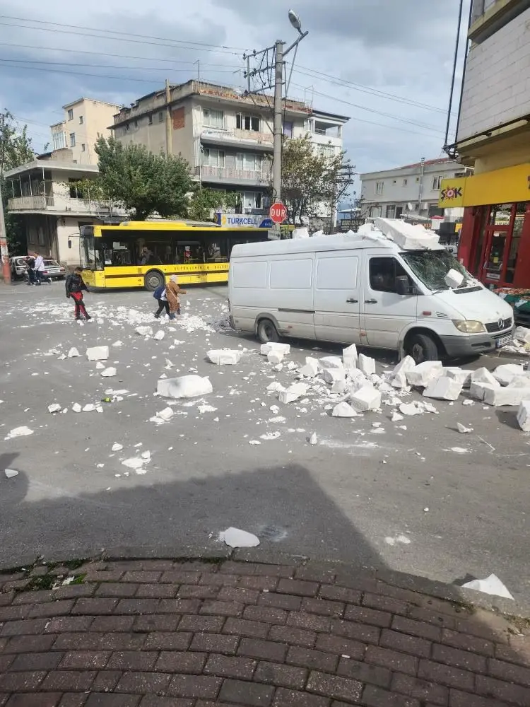 Bursa’da öğle saatlerinde etkili olan fırtına şehir merkezinde bazı ağaçları