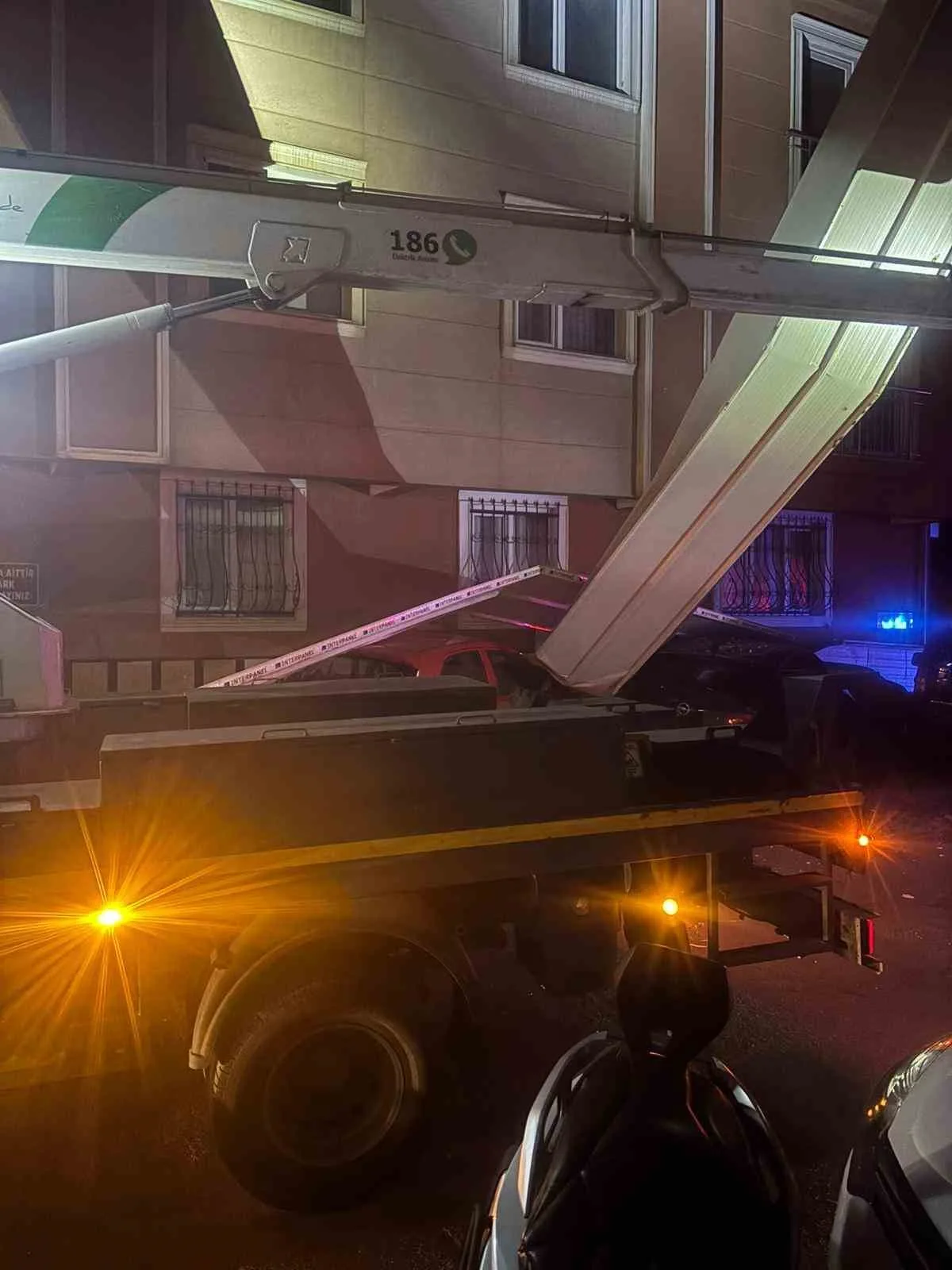 Bursa’nın Orhangazi ilçesinde bir apartmanın çatı katından gece yarısın uçan