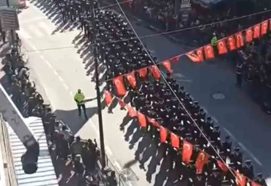 Bursa’daki 29 Ekim Cumhuriyet Bayramı törenlerine Işıklar Astsubay Okulu öğrencilerinin