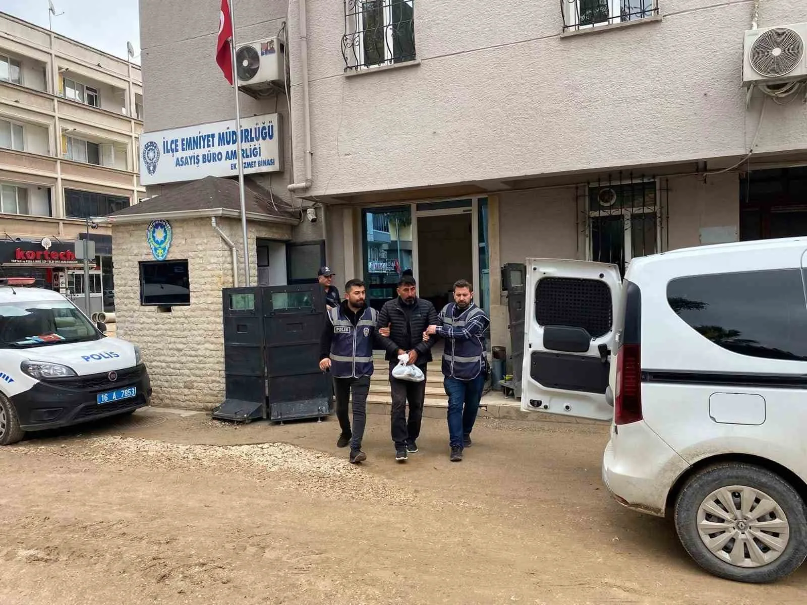 Bursa’nın Mustafakemalpaşa ilçesinde polis ekipleri, hakkında 21 yıl kesinleşmiş hapis