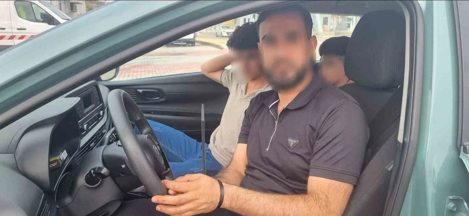 Bursa’da polis ekipleri, İzmir’den İstanbul’a ücret karşılığında düzensiz göçmenleri taşıyan