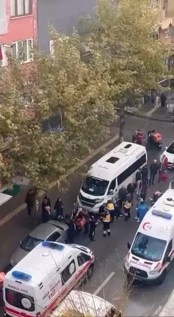 Bursa’da yağışlı havanın etkisiyle kaygan yolda dengesini kaybeden kurye düştü.