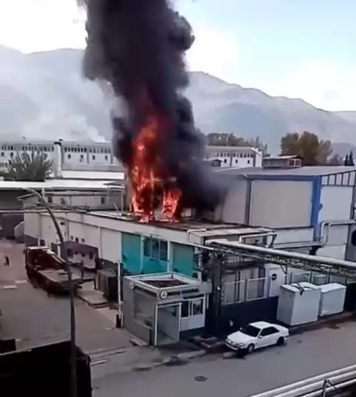 Bursa’nın Gürsu ilçesinde sabahın ilk saatlerinde bir fabrikada çıkan yangın