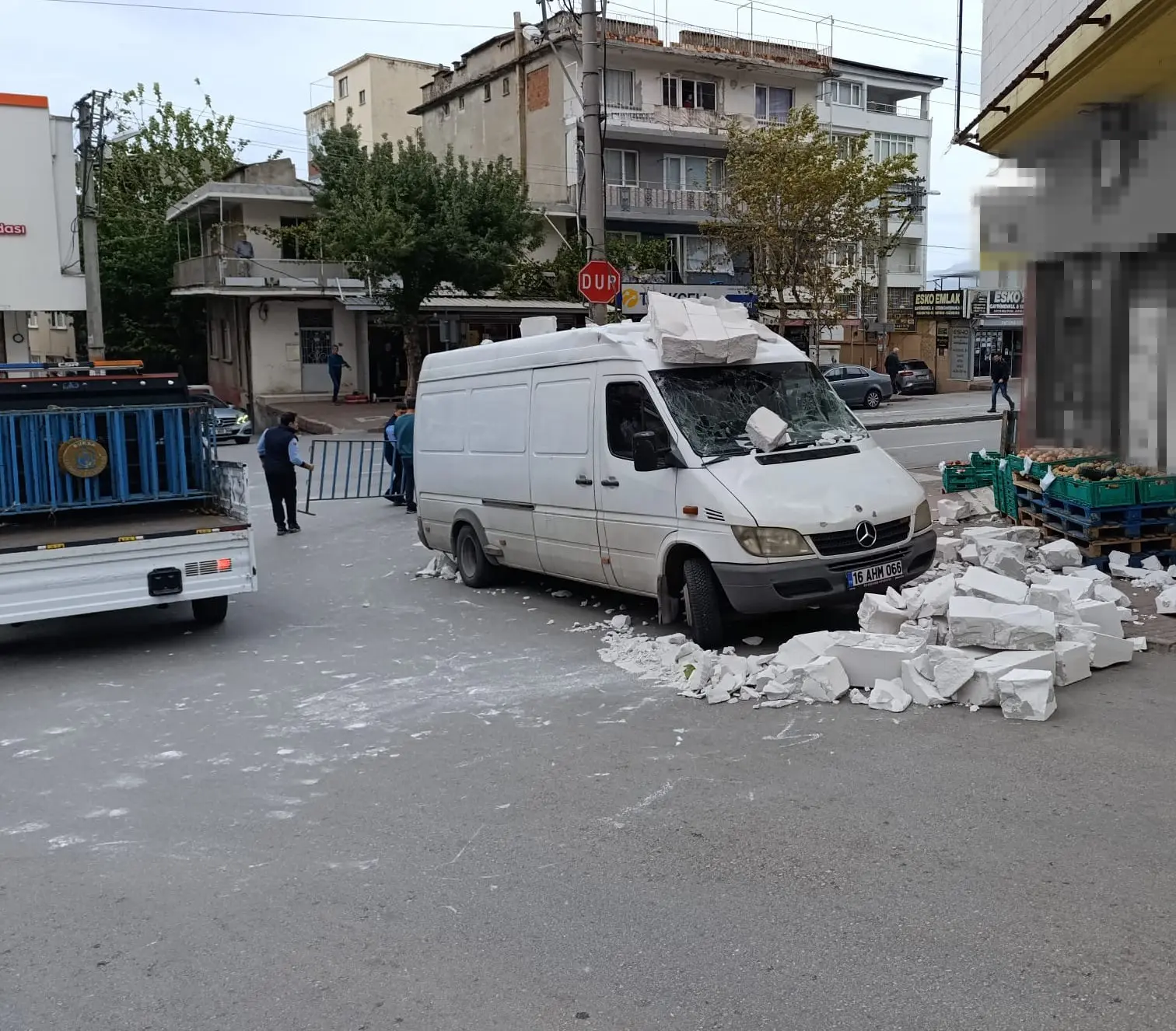 Bursa’da sabah saatlerinden itibaren etkisini artıran şiddetli lodos, kent genelinde