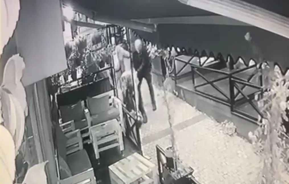 Bursa’nın Yıldırım ilçesindeki kafeler sokağında, alkollü olduğu gerekçesiyle bir mekana