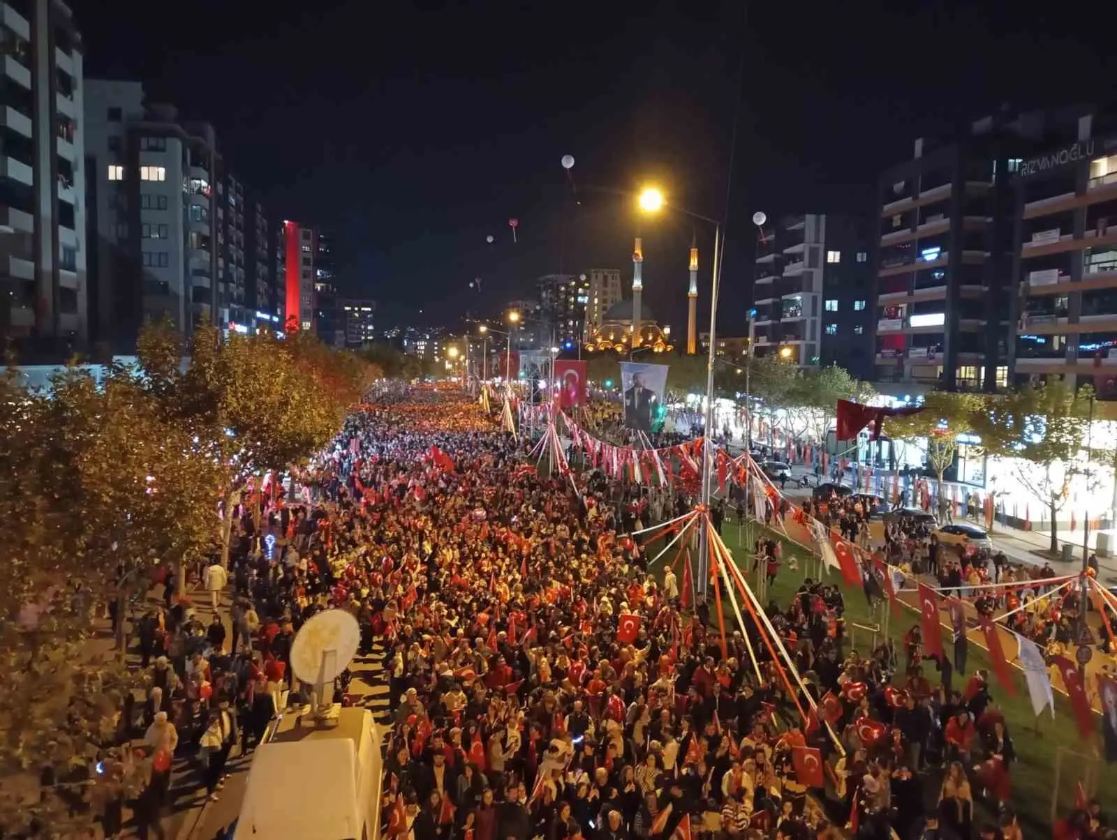 Bursa Büyükşehir Belediyesi ve Nilüfer Belediyesi tarafından düzenlenen “Cumhuriyet Yürüyüşü”ne
