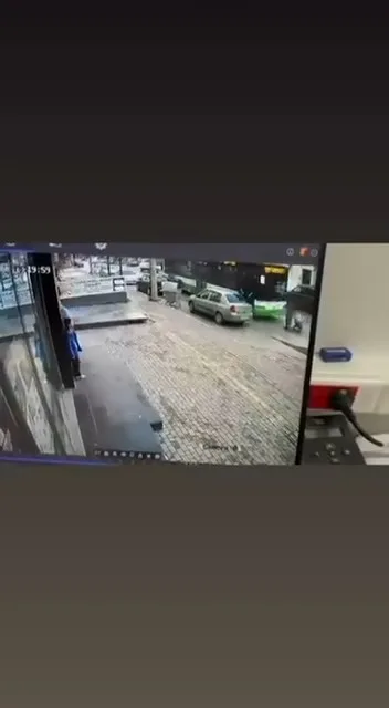 Bursa’da yaşanan iki ayrı kaza anı güvenlik kamerasına yansıdı. Belediye