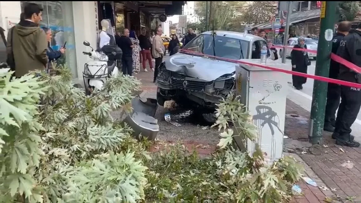 Bursa’nın Osmangazi ilçesinde yolun karşısına geçmeye çalışırken otomobilin çarptığı lise