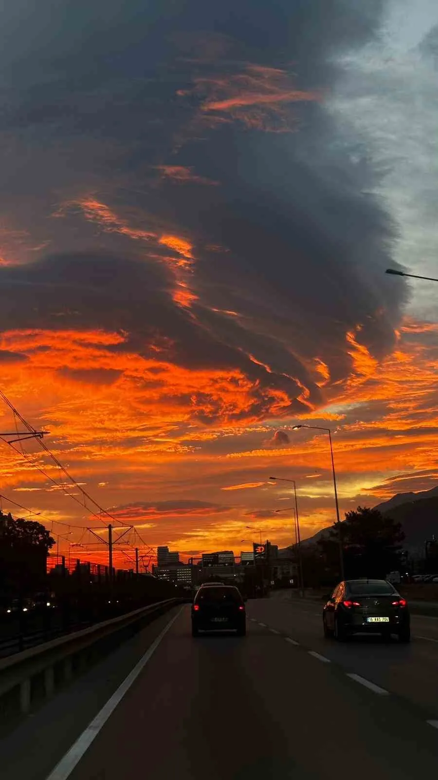 Bursa’da sabah saatlerinde gökyüzünde beliren sıra dışı bulut oluşumu şehrin