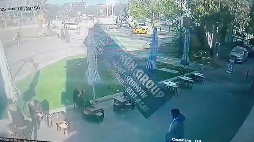 Bursa’da kafede oturan iki kişi, lodosun etkisiyle yerinden koparak düşen