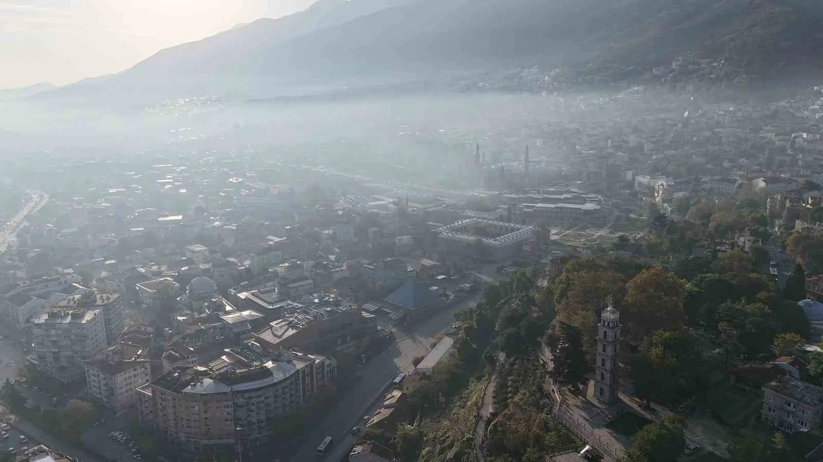 Bursa’da etkili olan yoğun sis, kartpostallık görüntüler ortaya koydu. Bursa’nın