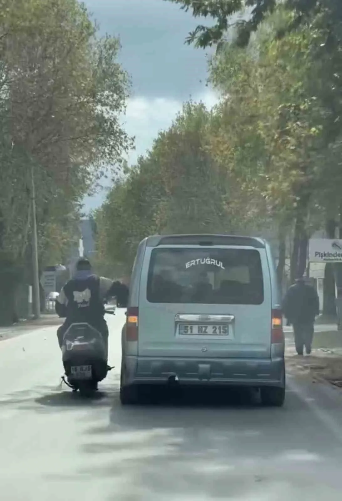 Bursa’da bir motosiklet sürücüsü seyir halindeki arkadaşıyla sohbet etmek için,