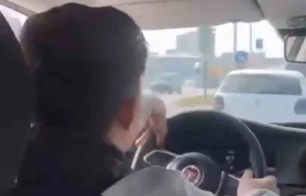 Bursa’da trafiğin yoğun olduğu ana yolda bir otomobil sürücüsü, trafikte