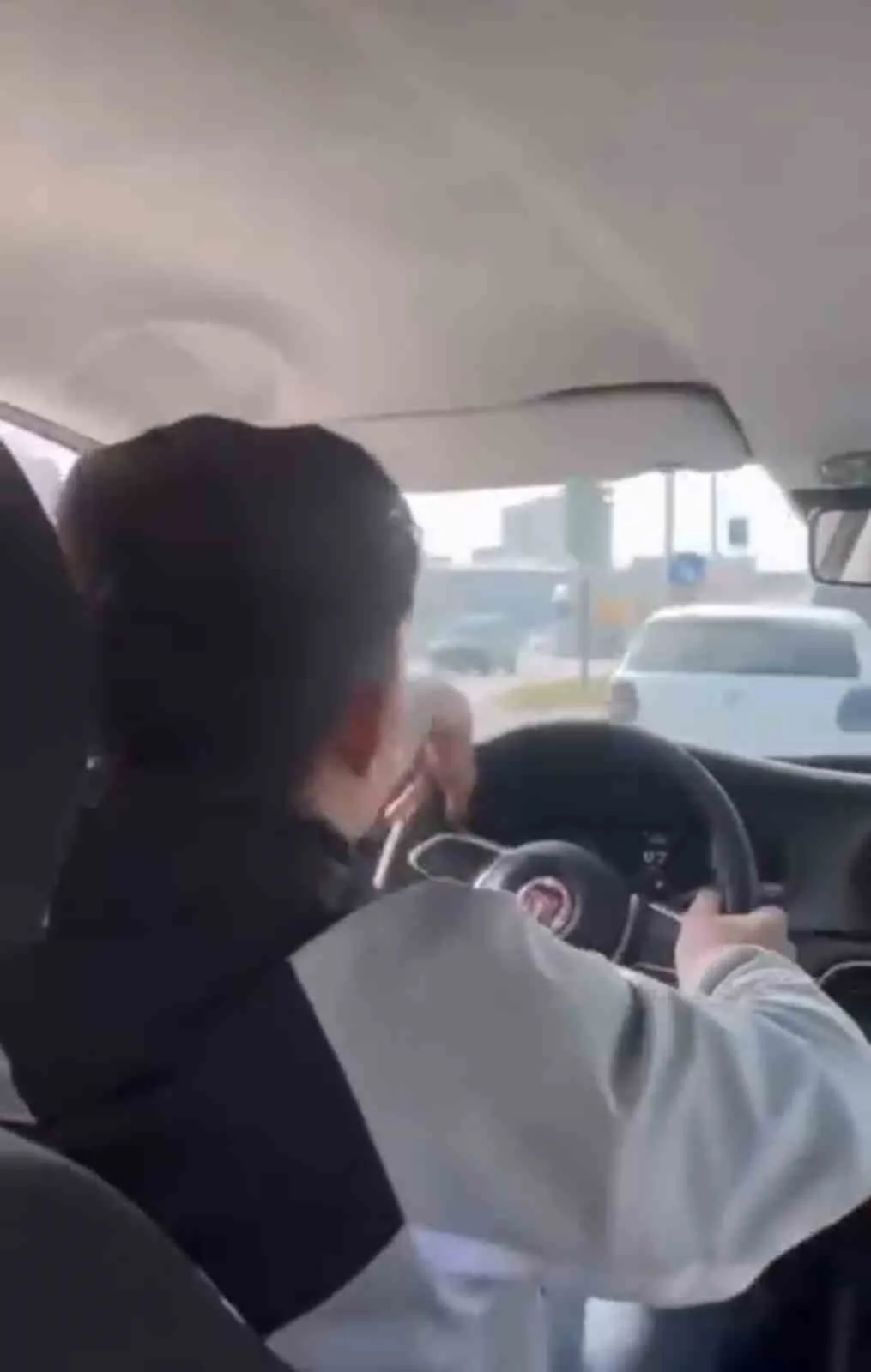 Bursa’da trafiğin yoğun olduğu ana yolda bir otomobil sürücüsü, trafikte