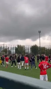 Bursa’da oynanan Milletspor U16-Hacivatspor U16 karşılaşmasında futbolcular ve teknik heyetler